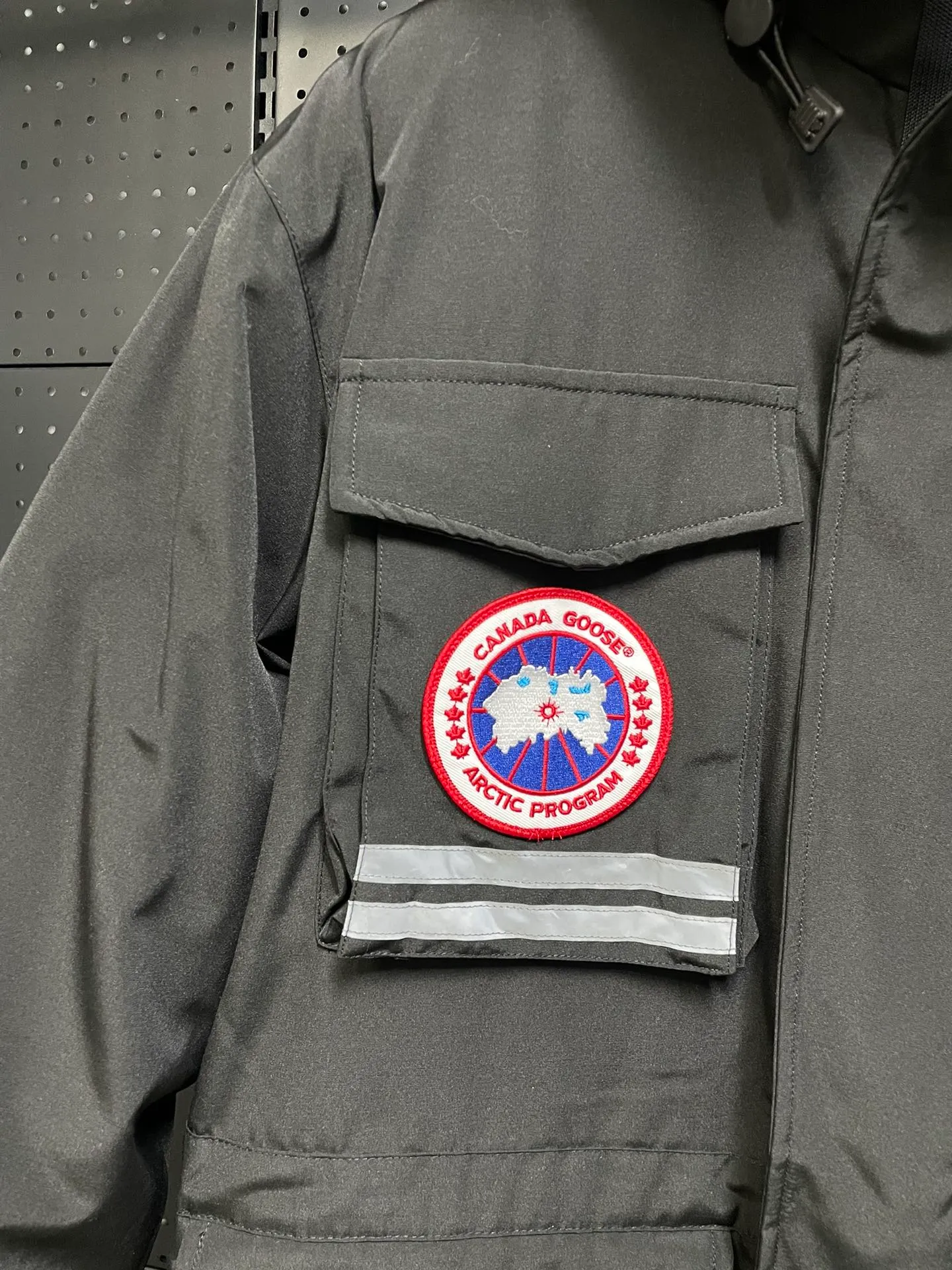 P1060 CANADA GOOES 🇨🇦ⒿⓅⓈ manufactures 10 models of snow curse men and women couples. Factory direct supply: supplying global purchasing agents, micro-business, entities, Tmall, high-end stalls and studio cooperation, free shipping! There are 10 types of Canada Goose Snow Mantra parkas for men and women, the Rolls-Royce of down jackets. ➖ Industry-leading anti-counterfeiting chip sensing. ➖ Imported Behringer embroidery machines and customized embroidery labels, the highest level and industry leading. ➖ Imported Korean 21-count polyester-cotton blended original fabric, TC85 waterproof coated fabric, water-repellent, windproof and wear-resistant. ➖ The new national standard 90 white duck down has an average down filling of 300 grams. The amount of down filling is industry-leading. ➖ 100% nylon lining with double double-layer sealing design to prevent velvet running, and seamless thread design on the cuffs! ➖ Yoshida YKK provides original factory-customized electroplated sliders. YKK two-way lockable zippers are tight and smooth and do not peel off paint. ➖ 3M composite Velcro is durable and the accessories and hardware are all custom-made. Note: Our copywriting is only simple and clear. Instead of bragging about the copywriting, it is better to compare and understand with samples. Only for the purest goose, the most dedicated, the most professional, the highest quality, the highest cost performance! SIZE:XS-XXL [with size chart]